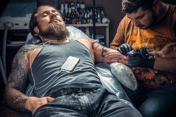 Meester Maken Van Een Tatoeage Tattoo Studio Professionele Tattooer Maakt — Stockfoto