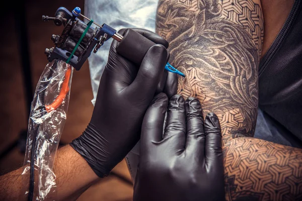 Szakmai tattooer működik a tetováló szalon — Stock Fotó