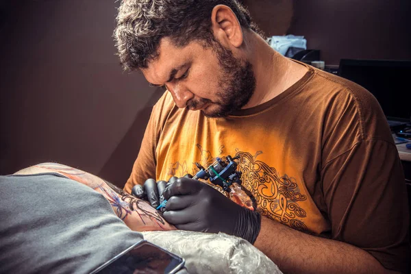 Mestre Trabalhando Tatuagem Salão Tatuagem Tatuagem Profissional Mostrando Processo Fazer — Fotografia de Stock