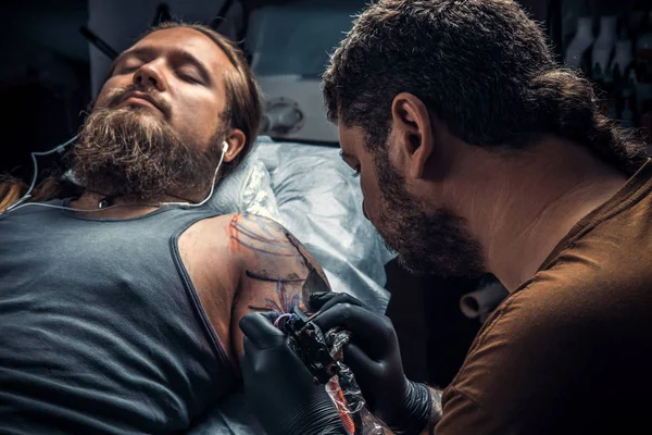 Tatuagem Funciona Estúdio Tatuagem Artista Tatuagem Profissional Fazendo Uma Tatuagem — Fotografia de Stock