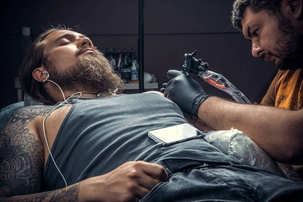 Tatuagem profissional trabalha em estúdio — Fotografia de Stock