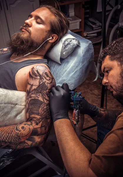 Tatuering master fungerar i tatueringsstudio — Stockfoto