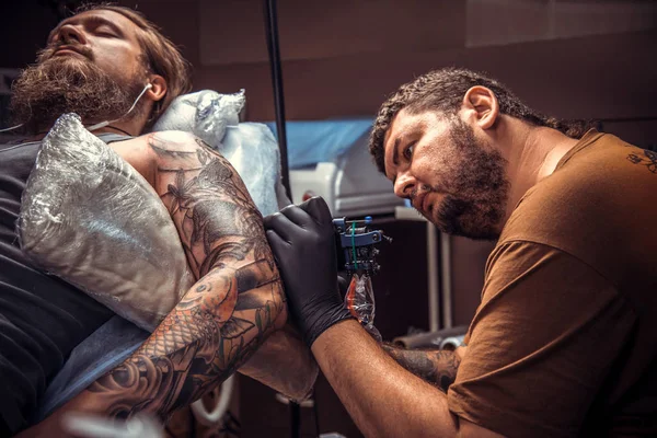 Profesyonel dövmeci dövme dövme salonunda oluşturmak — Stok fotoğraf