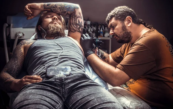 Мастер Работе Тату Салоне Профессиональный Татуировщик Показывающий Процесс Создания Татуировки — стоковое фото