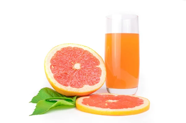 葡萄柚汁和成熟片叶上白色背景抠出孤立 — 图库照片