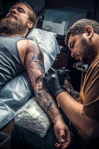 Tattooist pózol stúdió — Stock Fotó