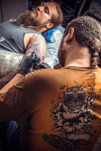 タトゥーのタトゥー パーラーで作品をマスター — ストック写真