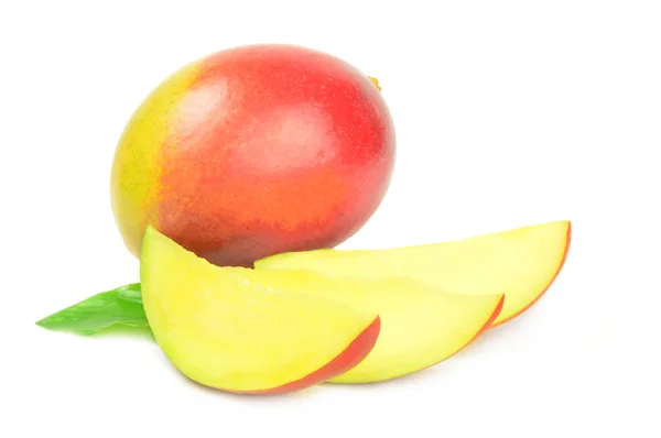 Röd mango isolerad på en vit bakgrund — Stockfoto
