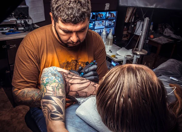 Professionell tatuerare gör tatuering bilder i studio — Stockfoto
