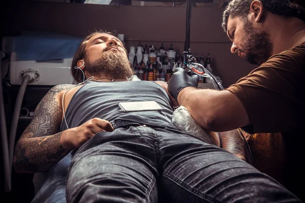 Professionell Tatuerare Poserar Salon Professionell Tatuerare Jobbet Tatueringsstudio — Stockfoto