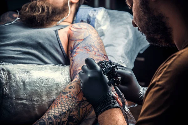 Tatuaje hace tatuaje en estudio —  Fotos de Stock