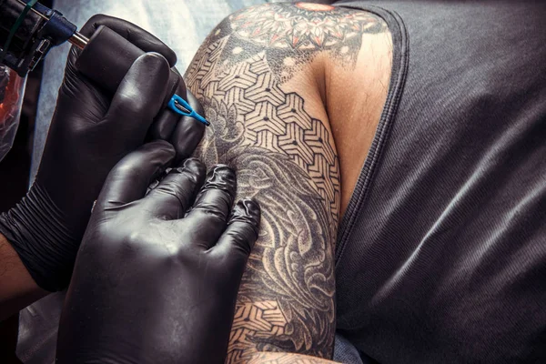 Professional tattooist makes cool tattoo in studio — Stock Photo, Image