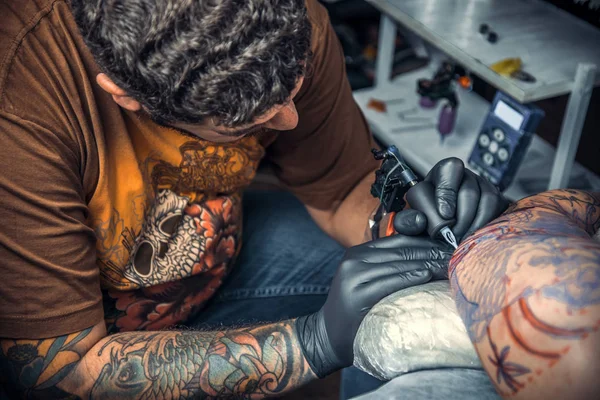 Tatoeëerder maken een tatoeage in studio — Stockfoto