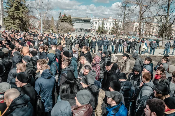 PENZA, RUSIA - 26 DE MARZO DE 2017: El gobierno corrupto se ha vuelto demasiado para los ciudadanos de Penza mientras se reúnen para catalizar el cambio — Foto de Stock