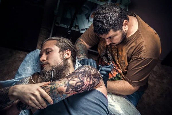 タトゥー パーラーで入れ墨の作業プロの tattooer — ストック写真