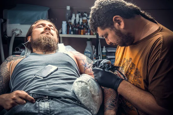 Salon Poz Tattooer Profesyonel Dövmeci Tattoo Studio Işyerinde — Stok fotoğraf