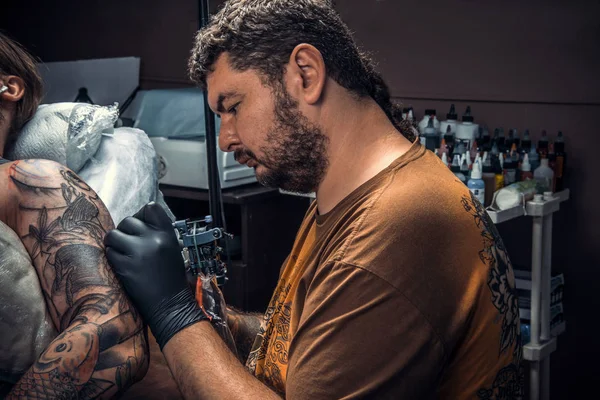 Tatuering specialist på jobbet i tatuerare — Stockfoto