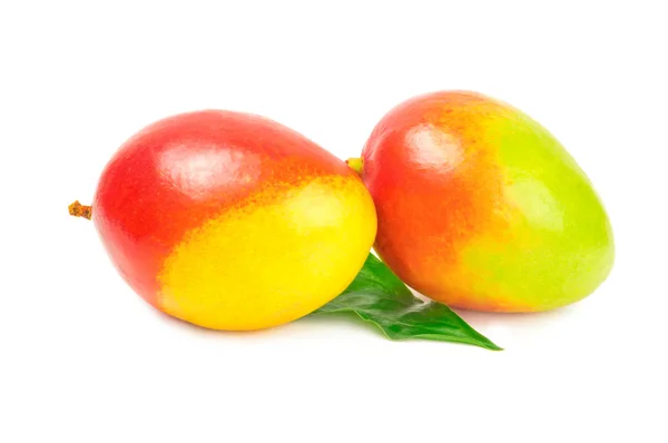 Червоний манго ізольований на білому тлі з відсічним контуром — стокове фото