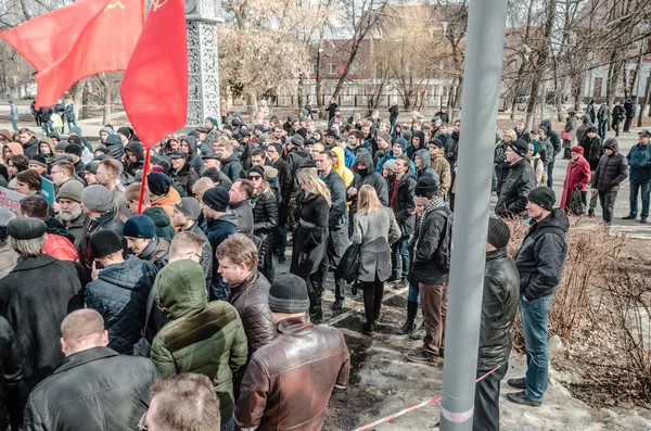 奔萨、 俄罗斯-2017 年 3 月 26 日︰ 各个年龄段的人们聚集在一起，抗议不诚实的政府 — 图库照片