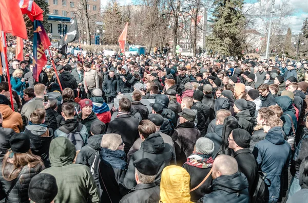 Penza, Rusland - 26 maart 2017: De steun van Alexei Navalny groeit als een rally bereiken van bijna vijfhonderd mensen in Penza, Rusland verzamelt — Stockfoto