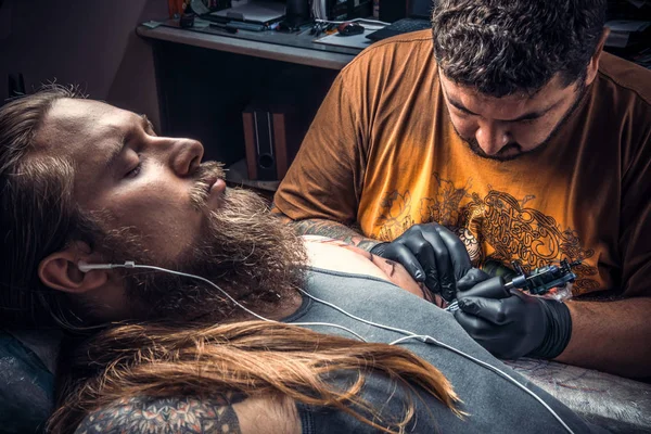 Professionell tattooer skapa tatuering i tatuerare — Stockfoto