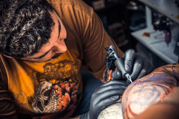 Szakmai Tattooer Csinál Tetoválás Tattoo Studio Szakmai Tattooist Tesz Tetoválás — Stock Fotó