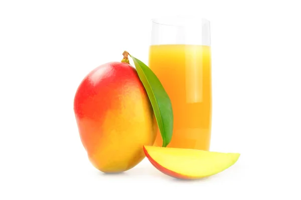 Mango rode op een witte achtergrond. Uitknippad — Stockfoto