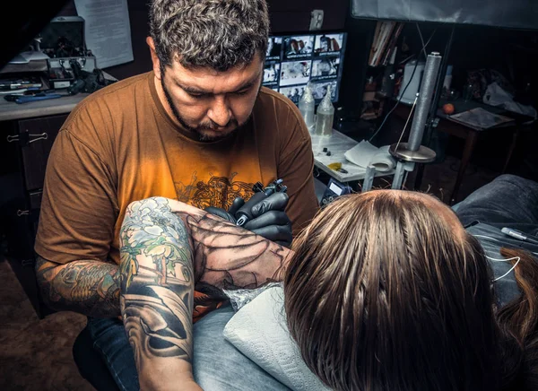 Tatuagem posando no estúdio de tatuagem — Fotografia de Stock