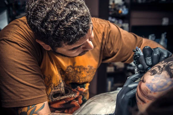 Tetováló Mester Pózol Studio Szakmai Tattooist Működik Tetoválás Tetováló Szalon — Stock Fotó