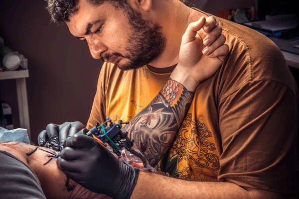 Tattooer στη δουλειά στο στούντιο τατουάζ — Φωτογραφία Αρχείου