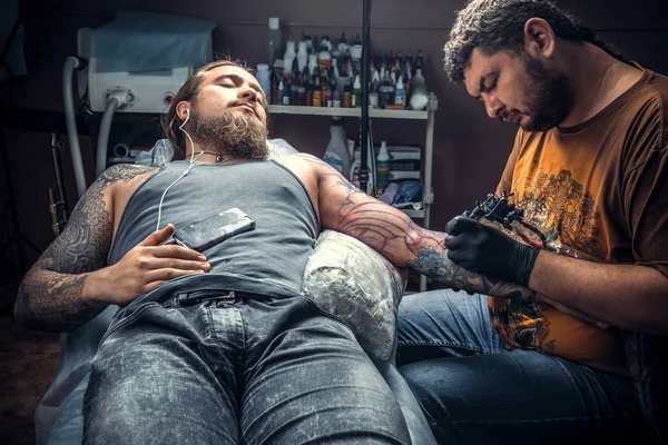 Master Criar Tatuagem Estúdio Tatuagem Tatuagem Profissional Faz Tatuagem Legal — Fotografia de Stock