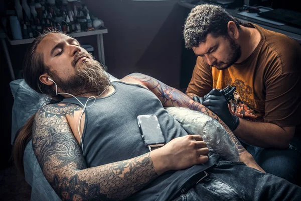 Tatuoija Luo Tatuoinnin Tatuointistudiossa Ammattimainen Tatuoija Tekee Tatuointikuvia Tatuointistudiossa — kuvapankkivalokuva