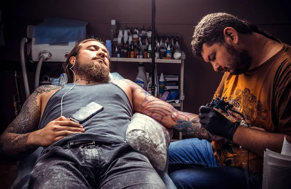 Tattooist Arbetande Tatuera Tattoo Parlour Professionell Tatuerare Jobbet Tatueringsstudio — Stockfoto