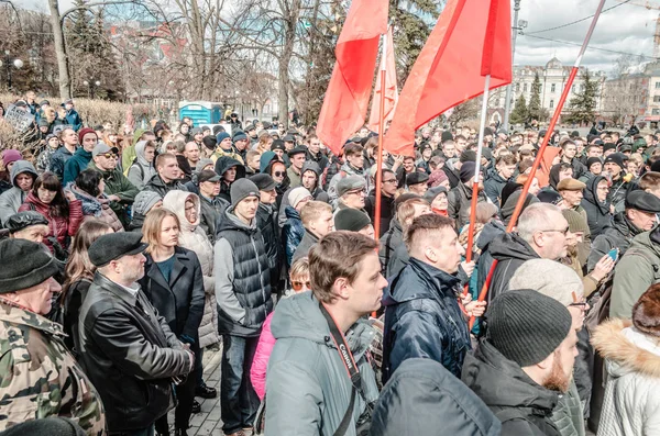 PENZA, RUSIA - 26 de marzo de 2017: Los ciudadanos de Penza se manifiestan a favor del cambio en el poder del gobierno —  Fotos de Stock