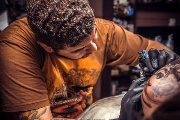 Tattoo Specialist Doing Tattoo Tattoo Studio Professional Tattooist Create Tattoo — Stock Photo, Image