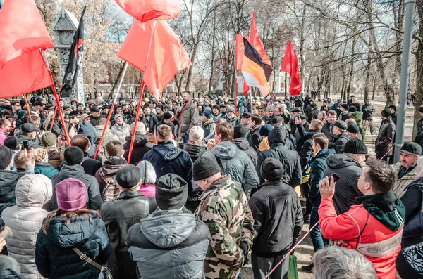 ПЕНЗА, РОССИЯ - 26 МАРТА 2017: Жители Пензы собираются в пользу Алексея Навального — стоковое фото