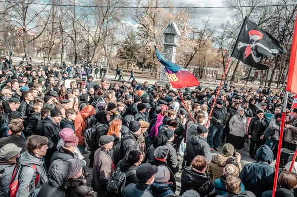 Penza, Oroszország - 2017. március 26.: Egy kis kíváncsi az emberek Penza, Oroszország jelenlegi állapotában az tiltakozás korrupció — Stock Fotó