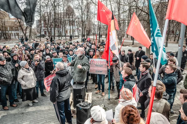 Penza, Ryssland - 26 mars 2017: Människor i alla åldrar samlas för att protestera mot oärliga regering — Stockfoto