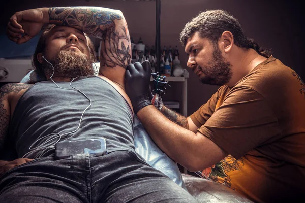 Tattooist arbetar tatuera i studio — Stockfoto