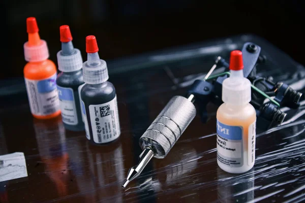 Colored Ink Bottles Create Tattoos Tattoo Gun — Stock Photo, Image