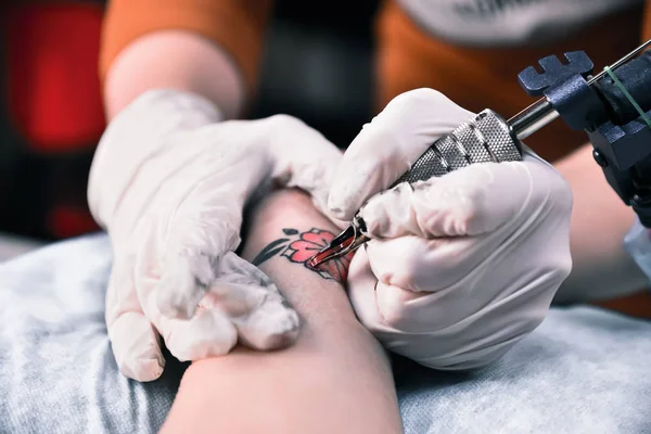 Професійний Татуювач Робить Татуювання Студії Татуювання — стокове фото