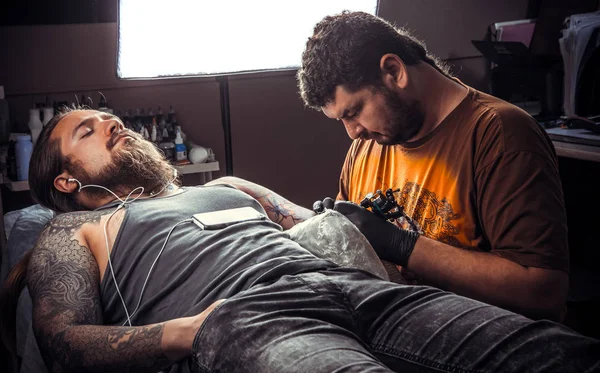 Tattoo Artist Works Tatoo Salon Professional Tattoo Artist Makes Tattoo — Fotografia de Stock