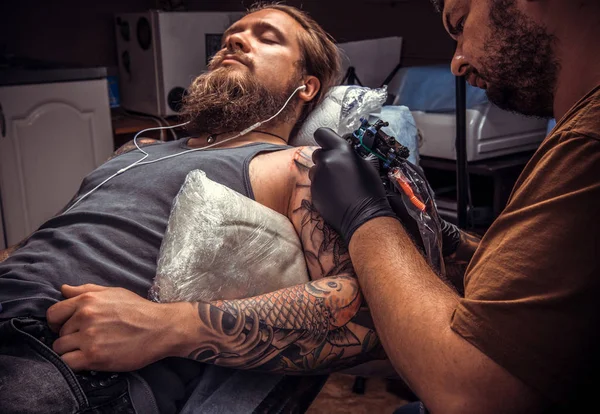 Artista de tatuagem profissional posando em sala de tatuagem — Fotografia de Stock