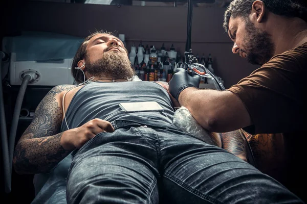 Tatuering Master Poserar Tatoo Salon Professionell Tatuerare Att Göra Tatuering — Stockfoto