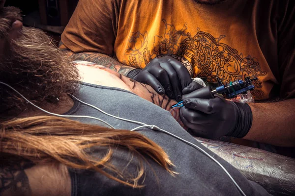 Tetoválás Szakember Pózol Tetováló Szalon Professzionális Tattooist Munka Szalonban — Stock Fotó
