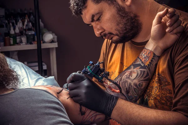 Tattooer Jobbet Tatuering Studio Professionell Tatuerare Gör Tatuering Tatuerare — Stockfoto