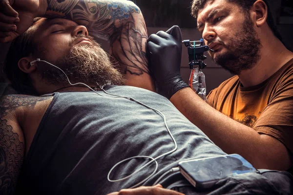 Profesional Tatuador Haciendo Tatuaje Estudio Tatuaje Maestro Trabajando Tatuajes Salón —  Fotos de Stock