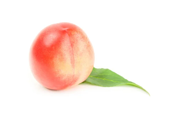 Свежие персики фрукты изолированы на белом фоне вырезки — стоковое фото