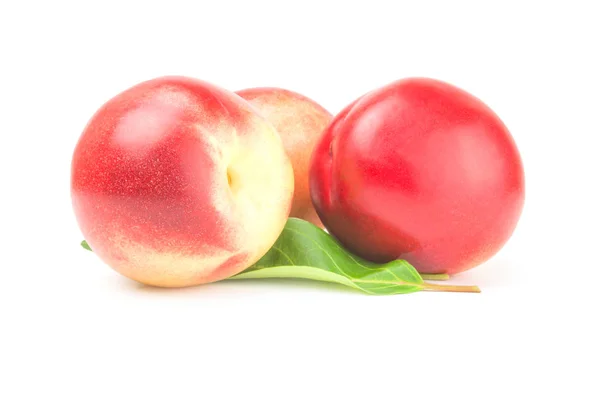 Geïsoleerde perziken op een witte achtergrond. Uitknippad — Stockfoto