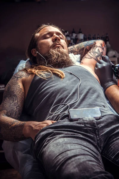 Tatuering Specialist Arbetar Tatuera Salon Professionell Tatuerare Visar Processen Att — Stockfoto